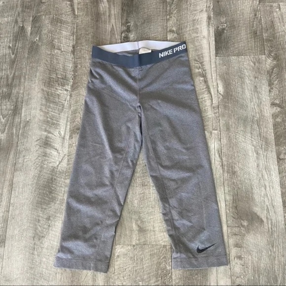 Nike Pro 3/4 Length Workout Leggings - Picture 1 of 3